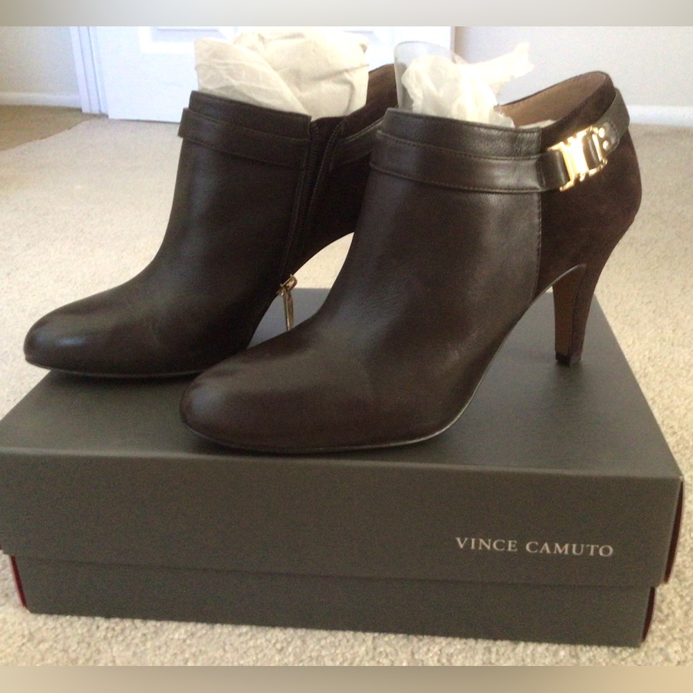 VINCE CAMUTO VANNA COFFEE BEAN LEATHER/ SUEDE BOOT- SIZE 8.5 M